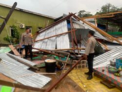 Kapolres Konut Berikan Bantuan Sembako Bagi Korban Angin Puting Beliung